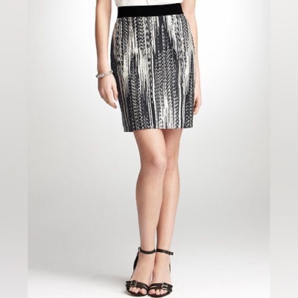 NWOT Ann Taylor Zamora Ikat Mini Pencil Skirt In A White & Black Abstract Print